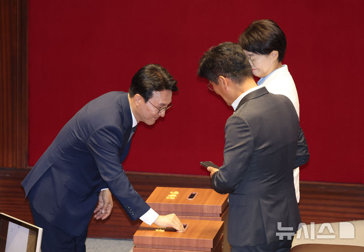 [서울=뉴시스] 고승민 기자 = 3일 서울 여의도 국회에서 열린 제426회 국회(임시회) 제4차 본회의에서 김민석 국무총리 후보자가 자신의 임명동의안 투표를 하고 있다. 2025.07.03. kkssmm99@newsis.com