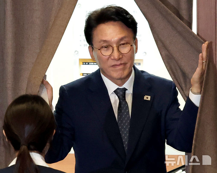 [서울=뉴시스] 김금보 기자 = 김민석 국무총리 후보자가 3일 서울 여의도 국회에서 열린 제426회 국회(임시회) 제4차 본회의에서 총리 임명동의안에 기표를 마친 뒤 나서고 있다. 2025.06.24. kgb@newsis.com