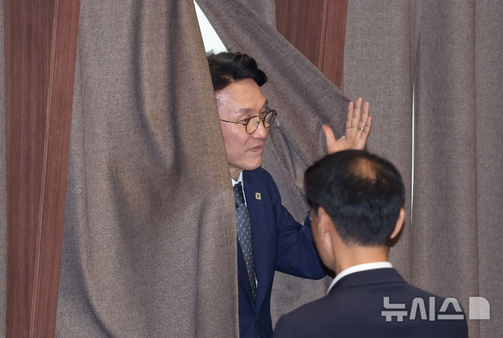 [서울=뉴시스] 고승민 기자 = 3일 서울 여의도 국회에서 열린 제426회 국회(임시회) 제4차 본회의에서 김민석 국무총리 후보자가 자신의 임명동의안 기표를 마친 뒤 기표소를 나서고 있다. 2025.07.03. kkssmm99@newsis.com