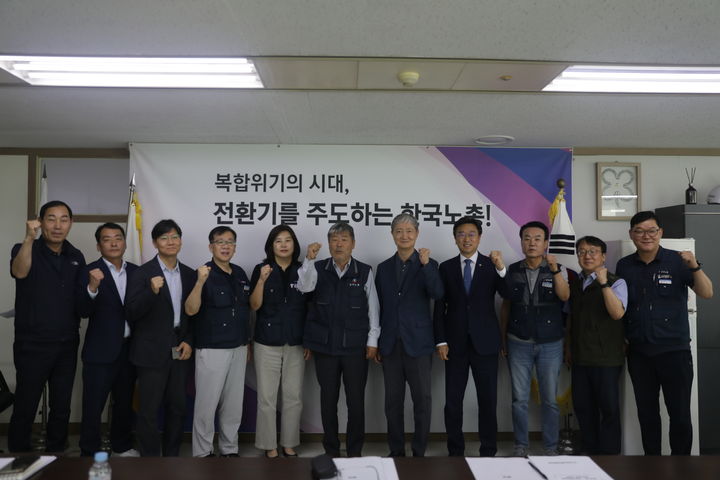 [서울=뉴시스] 김동명 한국노총 위원장이 3일 서울 영등포구 한국노총에서 이찬진 국정기획위원회 사회1분과장을 비롯한 위원들과 간담회에서 기념촬영을 하고 있다. (사진=한국노총 제공) 2025.07.03. photo@newsis.com *재판매 및 DB 금지