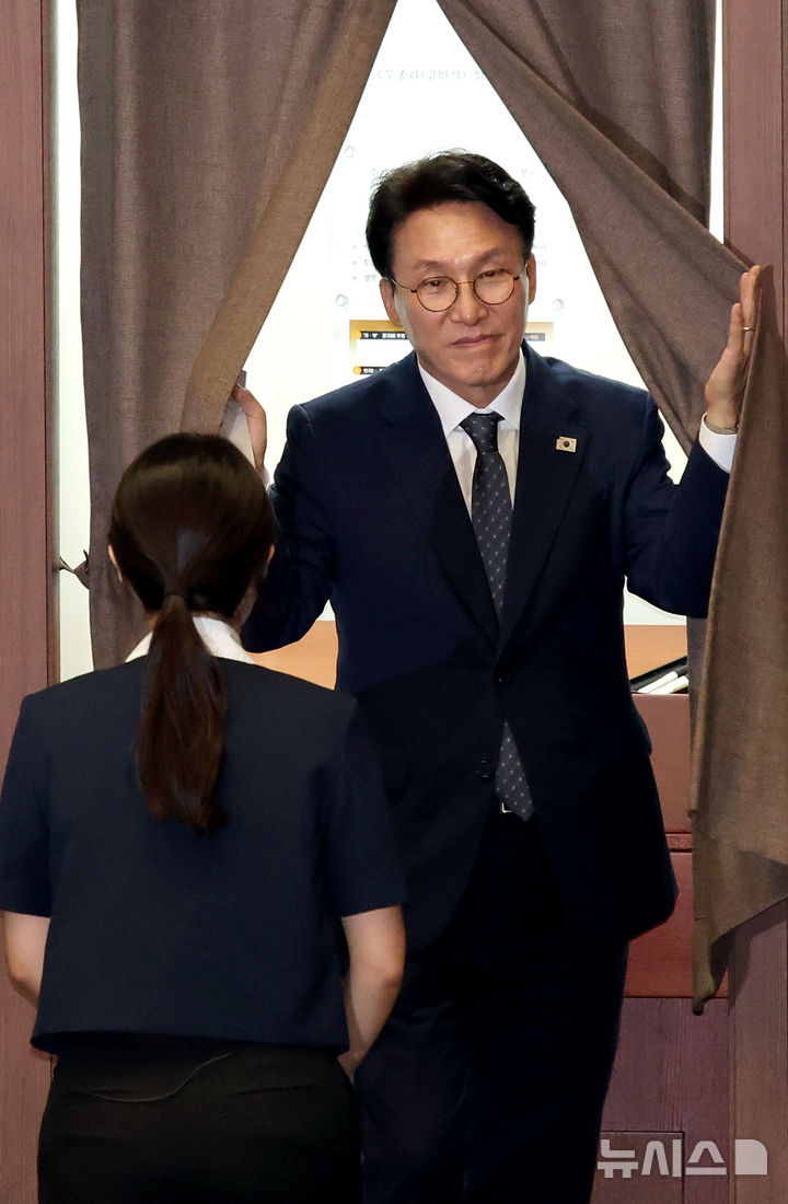 [서울=뉴시스] 김금보 기자 = 김민석 국무총리 후보자가 3일 서울 여의도 국회에서 열린 제426회 국회(임시회) 제4차 본회의에서 총리 임명동의안에 기표를 마친 뒤 나서고 있다. 2025.06.24. kgb@newsis.com