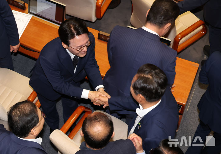 [서울=뉴시스] 고승민 기자 = 3일 서울 여의도 국회에서 열린 제426회 국회(임시회) 제4차 본회의에서 김민석 국무총리 임명동의안이 가결된 후 김 후보자가 동료 의원들에게 축하를 받 있다. 2025.07.03. kkssmm99@newsis.com