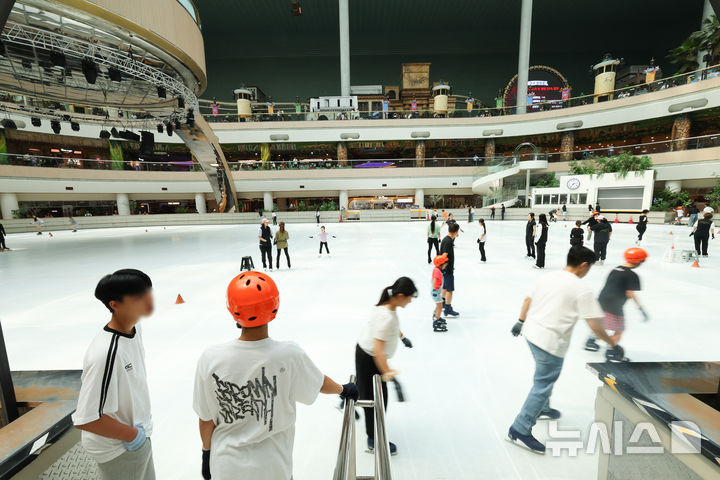 [서울=뉴시스] 최진석 기자 = 전국 대부분 지역에 폭염특보가 발효된 3일 서울 송파구 잠실롯데월드 아이스링크에서 고객들이 스케이트를 즐기고 있다. 2025.07.03. myjs@newsis.com