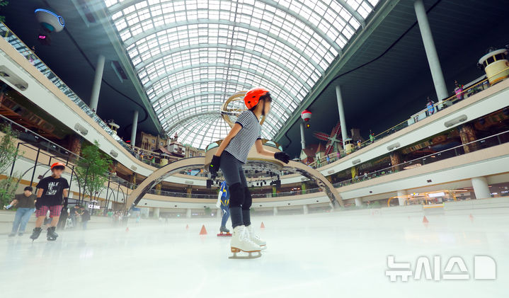 [서울=뉴시스] 최진석 기자 = 전국 대부분 지역에 폭염특보가 발효된 3일 서울 송파구 잠실롯데월드 아이스링크에서 학생들이 스케이트를 즐기고 있다. 2025.07.03. myjs@newsis.com