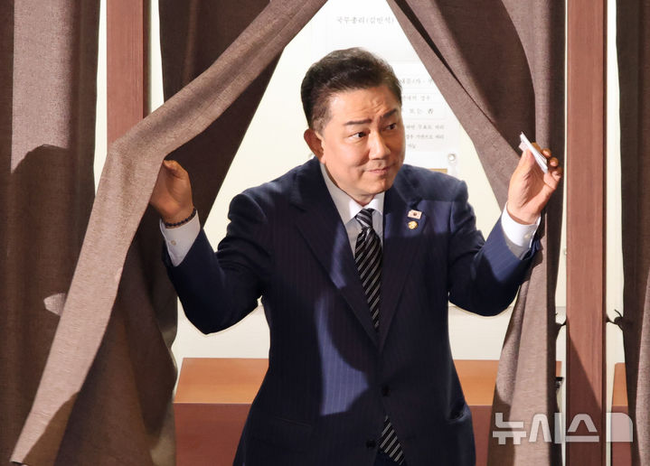 [서울=뉴시스] 김금보 기자 = 김병기 더불어민주당 대표 직무대행 겸 원내대표가 3일 서울 여의도 국회에서 열린 제426회 국회(임시회) 제4차 본회의에서 총리 임명동의안 기표를 마친 뒤 이동하고 있다. 2025.07.03. kgb@newsis.com