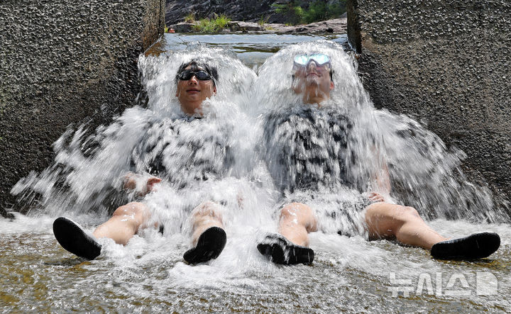 [청도=뉴시스] 이무열 기자 = 폭염이 연일 계속된 3일 경북 청도군 운문사 인근 계곡을 찾은 피서객들이 시원한 물줄기를 맞으며 더위를 식히고 있다. 2025.07.03. lmy@newsis.com