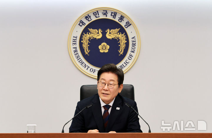 [서울=뉴시스] 고범준 기자 = 이재명 대통령이 3일 서울 용산 대통령실 청사에서 열린 제2차 수석보좌관회의에서 발언하고 있다. 2025.07.03. bjko@newsis.com