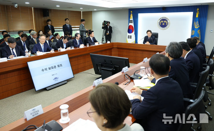 [서울=뉴시스] 고범준 기자 = 이재명 대통령이 3일 서울 용산 대통령실 청사에서 열린 제2차 수석보좌관회의에서 발언하고 있다. 2025.07.03. bjko@newsis.com