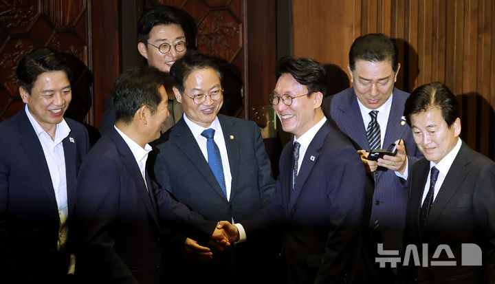 [서울=뉴시스] 김금보 기자 = 김민석 국무총리 후보자가 3일 서울 여의도 국회에서 열린 제426회 국회(임시회) 제4차 본회의에 출석하며 의원들의 축하를 받고 있다. 2025.06.24. kgb@newsis.com