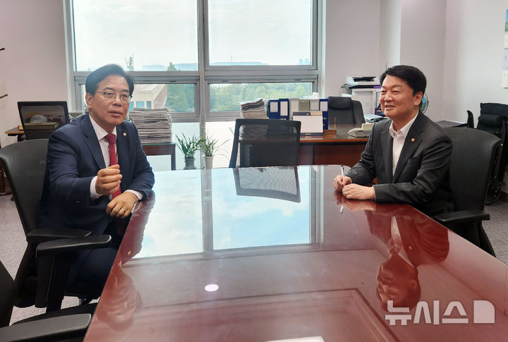 [서울=뉴시스] 하지현 기자 = 국민의힘 송언석 비상대책위원장과 안철수 혁신위원장이 3일 서울 여의도 국회 의원회관에서 만나 당 혁신위 관련 대화를 하고 있다. 2025.07.03. judyha@newsis.com
