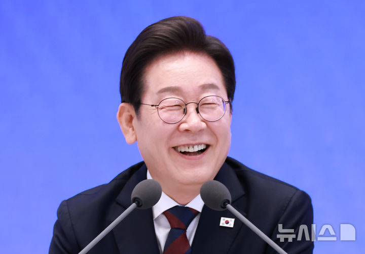 [서울=뉴시스] 고범준 기자 = 이재명 대통령이 3일 청와대 영빈관에서 열린 '대통령의 30일, 언론이 묻고 국민에게 답하다' 기자회견에서 출입기자들 질문에 답변하고 있다. (대통령실통신사진기자단) 2025.07.03. bjko@newsis.com