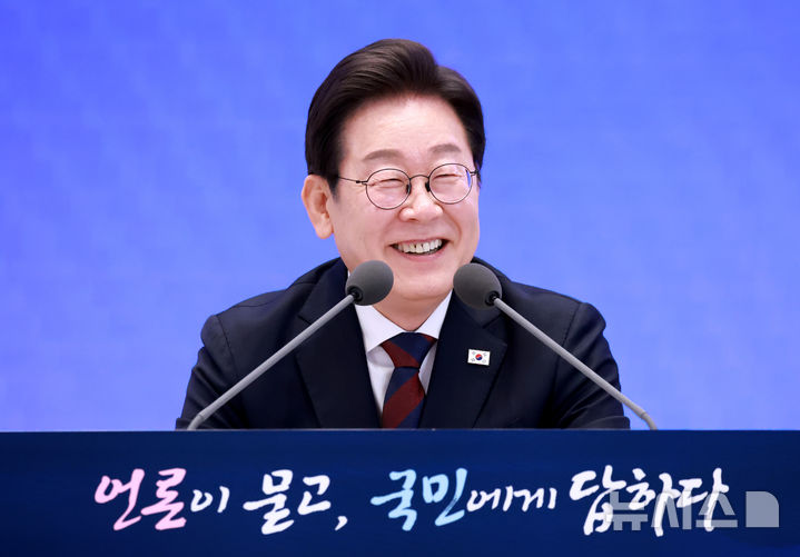 [서울=뉴시스] 고범준 기자 = 이재명 대통령이 3일 청와대 영빈관에서 열린 '대통령의 30일, 언론이 묻고 국민에게 답하다' 기자회견에서 출입기자들 질문에 답변하고 있다. (대통령실통신사진기자단) 2025.07.03. bjko@newsis.com