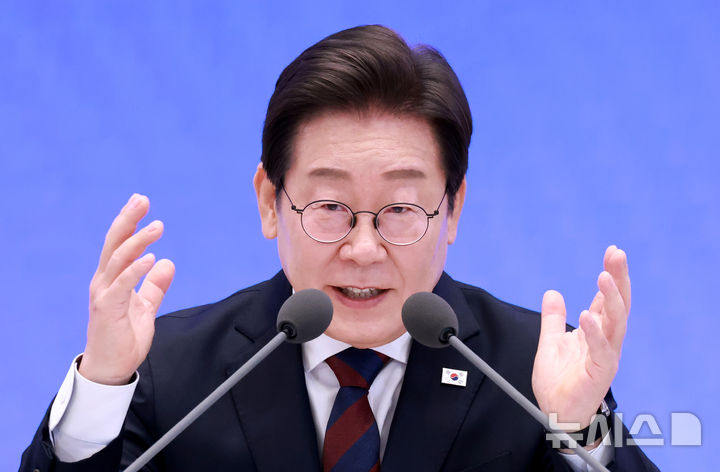 [서울=뉴시스] 고범준 기자 = 이재명 대통령이 3일 청와대 영빈관에서 열린 '대통령의 30일, 언론이 묻고 국민에게 답하다' 기자회견에서 출입기자들 질문에 답변하고 있다. (대통령실통신사진기자단) 2025.07.03. bjko@newsis.com