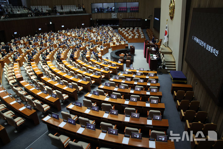 [서울=뉴시스] 김금보 기자 = 3일 서울 여의도 국회에서 열린 제426회 국회(임시회) 제4차 본회의에서 김민석 국무총리 임명동의안이 상정되고 있다. 국민의힘은 임명에 반대하며 의석을 비웠다. 2025.07.03. kgb@newsis.com