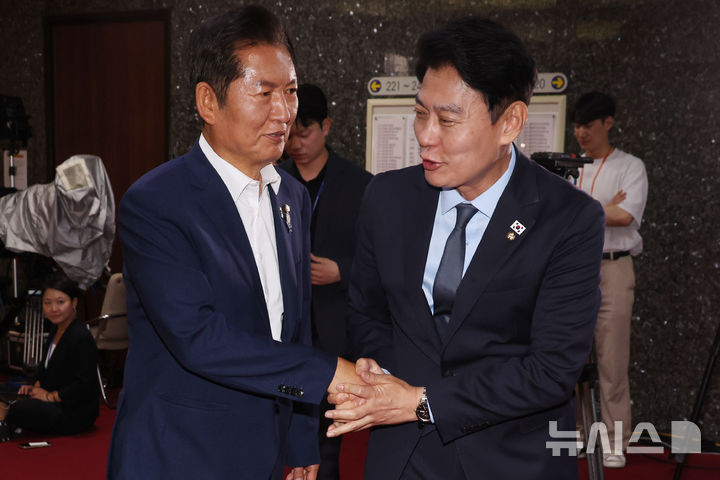 [서울=뉴시스] 조성봉 기자 = 더불어민주당 당대표 출마를 선언한 정청래 의원이 3일 오후 서울 여의도 국회에서 열린 비공개 의원총회에 참석하며 한민수(오른쪽) 의원과 악수를 하고 있다. 2025.07.03. suncho21@newsis.com