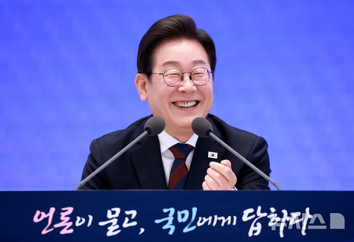 밝게 웃는 이재명 대통령