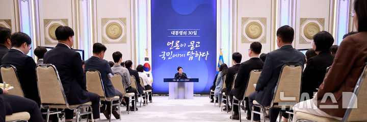 [서울=뉴시스] 고범준 기자 = 이재명 대통령이 3일 청와대 영빈관에서 열린 '대통령의 30일, 언론이 묻고 국민에게 답하다' 기자회견에서 출입기자들 질문에 답변하고 있다. (대통령실통신사진기자단) 2025.07.03. bjko@newsis.com