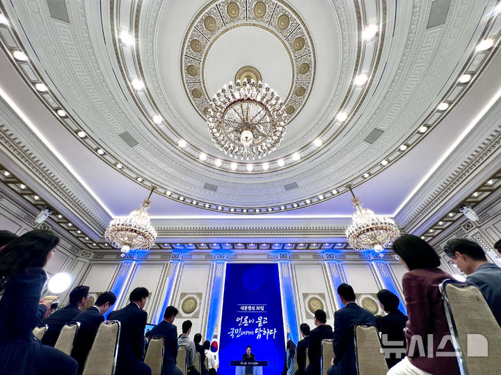 [서울=뉴시스] 고범준 기자 = 이재명 대통령이 3일 청와대 영빈관에서 열린 '대통령의 30일, 언론이 묻고 국민에게 답하다' 기자회견에서 출입기자들 질문에 답변하고 있다. (대통령실통신사진기자단) 2025.07.03. bjko@newsis.com