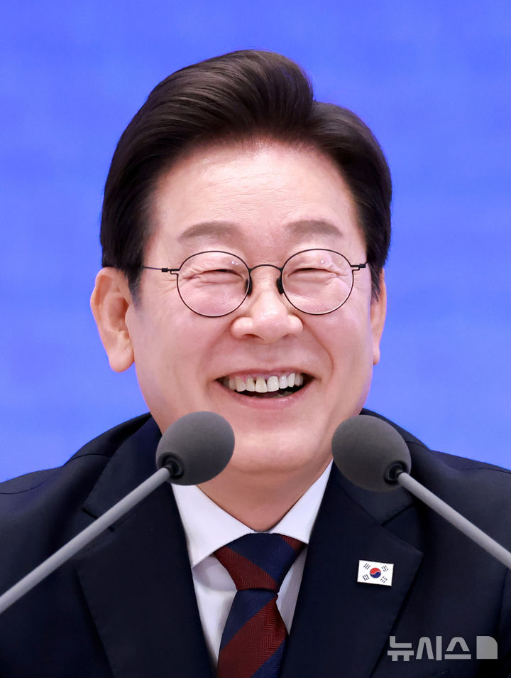 [서울=뉴시스] 고범준 기자 = 이재명 대통령이 3일 청와대 영빈관에서 열린 '대통령의 30일, 언론이 묻고 국민에게 답하다' 기자회견에서 출입기자들 질문에 답변하고 있다. (대통령실통신사진기자단) 2025.07.03. bjko@newsis.com