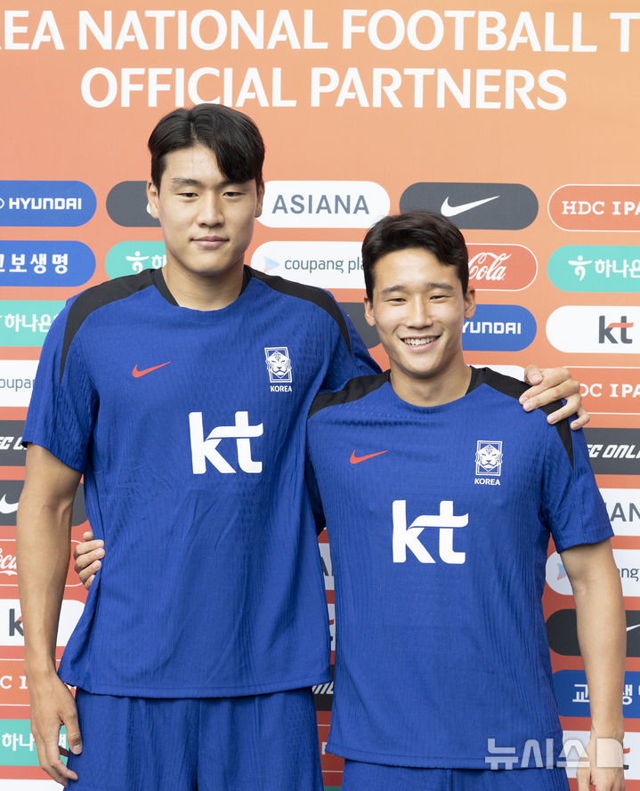 [성남=뉴시스] 김근수 기자 = 대한민국 축구 국가대표팀 이호재(왼쪽)와 이태석이 3일 오후 경기 성남종합운동장에서 훈련 전 인터뷰에서 인터뷰를 마치고 기념촬영을 하고 있다. 동아시아 축구연맹(EAFF) E-1 챔피언십'(동아시안컵)에 출전하는 남자대표팀은 오는 7일 오후 8시 중국과의 개막전을 시작으로 11일 오후 8시 홍콩, 15일 오후 7시 24분 일본과 차례로 용인미르스타디움에서 경기를 치른다. 2025.07.03. ks@newsis.com