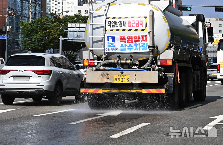 [수원=뉴시스] 김종택 기자 = 전국 대부분 지역에 폭염특보가 발효된 3일 경기 수원시 영통구 망포동에서 살수차량이 도로의 온도를 낮추기 위해 물을 뿌리고 있다. 2025.07.03. jtk@newsis.com