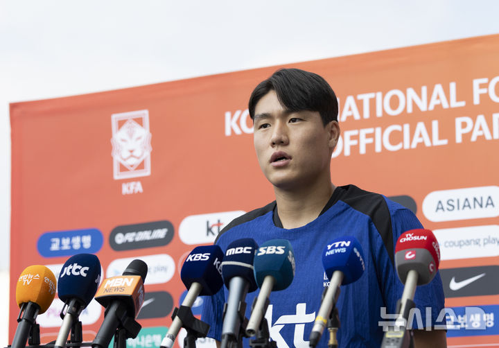 [성남=뉴시스] 김근수 기자 = 대한민국 축구 국가대표팀 이호재가 3일 오후 경기 성남종합운동장에서 훈련 전 인터뷰에서 취재진 질문에 답하고 있다.&nbsp;&nbsp; 동아시아 축구연맹(EAFF) E-1 챔피언십'(동아시안컵)에 출전하는 남자대표팀은 오는 7일 오후 8시 중국과의 개막전을 시작으로 11일 오후 8시 홍콩, 15일 오후 7시 24분 일본과 차례로 용인미르스타디움에서 경기를 치른다. 2025.07.03. ks@newsis.com