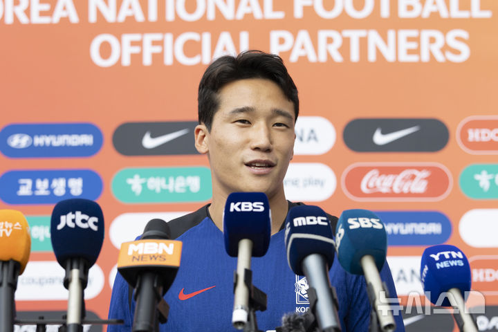 [성남=뉴시스] 김근수 기자 = 대한민국 축구 국가대표팀 이태석이 3일 오후 경기 성남종합운동장에서 훈련 전 인터뷰에서 취재진 질문에 답하고 있다.   동아시아 축구연맹(EAFF) E-1 챔피언십'(동아시안컵)에 출전하는 남자대표팀은 오는 7일 오후 8시 중국과의 개막전을 시작으로 11일 오후 8시 홍콩, 15일 오후 7시 24분 일본과 차례로 용인미르스타디움에서 경기를 치른다. 2025.07.03. ks@newsis.com