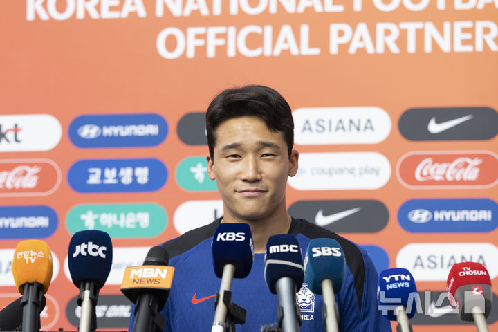 [성남=뉴시스] 김근수 기자 = 대한민국 축구 국가대표팀 이태석이 3일 오후 경기 성남종합운동장에서 훈련 전 인터뷰에서 취재진 질문에 답하고 있다. 동아시아 축구연맹(EAFF) E-1 챔피언십'(동아시안컵)에 출전하는 남자대표팀은 오는 7일 오후 8시 중국과의 개막전을 시작으로 11일 오후 8시 홍콩, 15일 오후 7시 24분 일본과 차례로 용인미르스타디움에서 경기를 치른다. 2025.07.03. ks@newsis.com