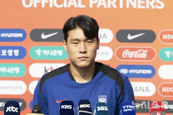 [성남=뉴시스] 김근수 기자 = 대한민국 축구 국가대표팀 이호재가 3일 오후 경기 성남종합운동장에서 훈련 전 인터뷰에서 취재진 질문에 답하고 있다.&nbsp;&nbsp; 동아시아 축구연맹(EAFF) E-1 챔피언십'(동아시안컵)에 출전하는 남자대표팀은 오는 7일 오후 8시 중국과의 개막전을 시작으로 11일 오후 8시 홍콩, 15일 오후 7시 24분 일본과 차례로 용인미르스타디움에서 경기를 치른다. 2025.07.03. ks@newsis.com