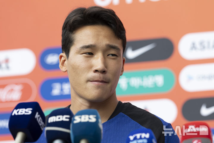 [성남=뉴시스] 김근수 기자 = 대한민국 축구 국가대표팀 이태석이 3일 오후 경기 성남종합운동장에서 훈련 전 인터뷰에서 취재진 질문에 답하고 있다. 동아시아 축구연맹(EAFF) E-1 챔피언십'(동아시안컵)에 출전하는 남자대표팀은 오는 7일 오후 8시 중국과의 개막전을 시작으로 11일 오후 8시 홍콩, 15일 오후 7시 24분 일본과 차례로 용인미르스타디움에서 경기를 치른다. 2025.07.03. ks@newsis.com