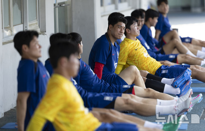 [성남=뉴시스] 김근수 기자 = 대한민국 축구 대표팀 주민규와 선수들이&nbsp; 3일 오후 경기 성남종합운동장에서 회복훈련을 하고 있다.&nbsp;&nbsp; 동아시아 축구연맹(EAFF) E-1 챔피언십'(동아시안컵)에 출전하는 남자대표팀은 오는 7일 오후 8시 중국과의 개막전을 시작으로 11일 오후 8시 홍콩, 15일 오후 7시 24분 일본과 차례로 용인미르스타디움에서 경기를 치른다. 2025.07.03. ks@newsis.com