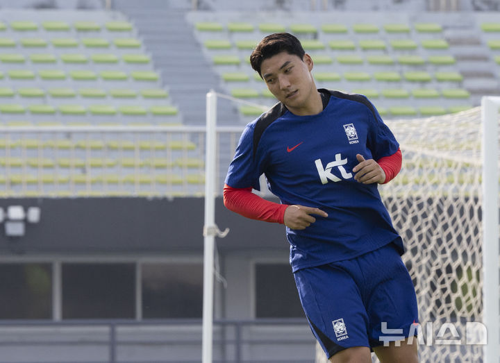 [성남=뉴시스] 김근수 기자 = 대한민국 축구 국가대표팀 주민규가 3일 오후 경기 성남종합운동장에서 회복 훈련을 하고 있다.&nbsp; 동아시아 축구연맹(EAFF) E-1 챔피언십'(동아시안컵)에 출전하는 남자대표팀은 오는 7일 오후 8시 중국과의 개막전을 시작으로 11일 오후 8시 홍콩, 15일 오후 7시 24분 일본과 차례로 용인미르스타디움에서 경기를 치른다. 2025.07.03. ks@newsis.com