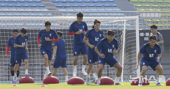 [성남=뉴시스] 김근수 기자 = 대한민국 축구 국가대표팀 선수들이 3일 오후 경기 성남종합운동장에서 회복 훈련을 하고 있다.&nbsp;&nbsp; 동아시아 축구연맹(EAFF) E-1 챔피언십'(동아시안컵)에 출전하는 남자대표팀은 오는 7일 오후 8시 중국과의 개막전을 시작으로 11일 오후 8시 홍콩, 15일 오후 7시 24분 일본과 차례로 용인미르스타디움에서 경기를 치른다. 2025.07.03. ks@newsis.com