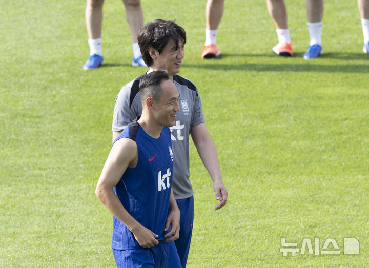 [성남=뉴시스] 김근수 기자 = 홍명보 대한민국 축구 대표팀 감독과 문선민이  3일 오후 경기 성남종합운동장에서 훈련 중 이야기를 나누고 있다. 동아시아 축구연맹(EAFF) E-1 챔피언십'(동아시안컵)에 출전하는 남자대표팀은 오는 7일 오후 8시 중국과의 개막전을 시작으로 11일 오후 8시 홍콩, 15일 오후 7시 24분 일본과 차례로 용인미르스타디움에서 경기를 치른다. 2025.07.03. ks@newsis.com