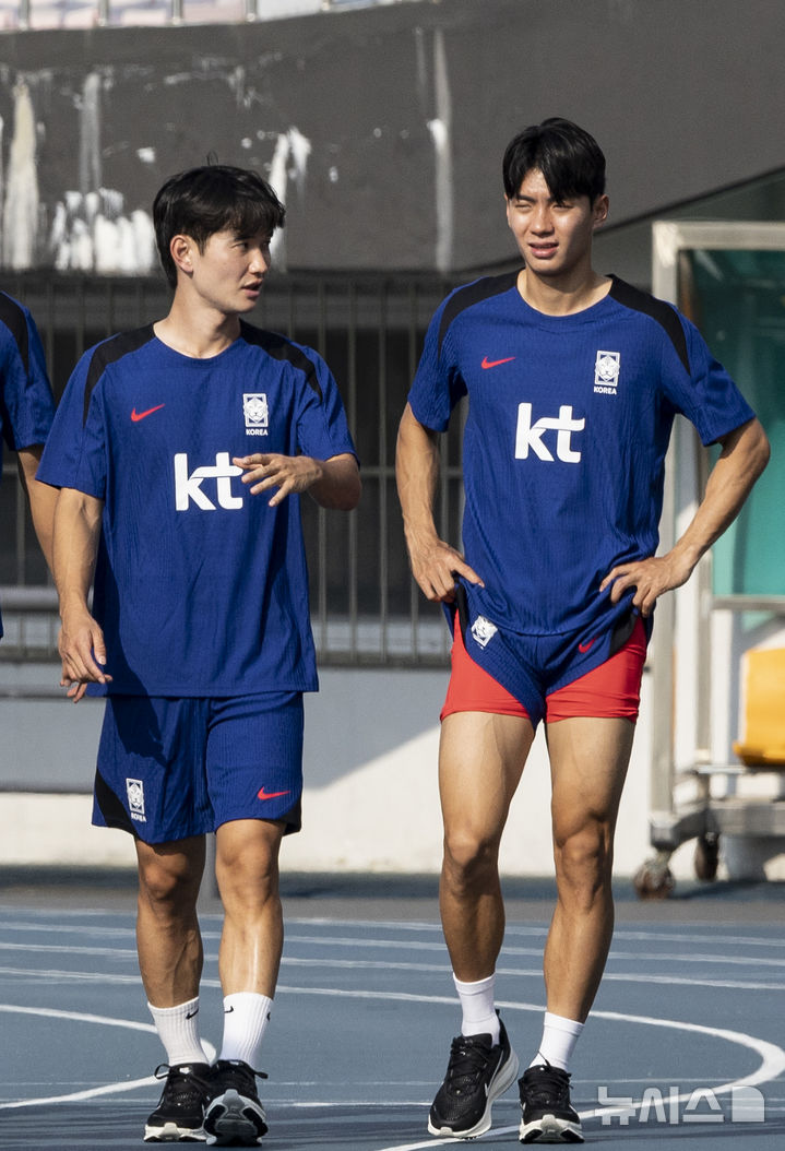 [성남=뉴시스] 김근수 기자 = 대한민국 축구 국가대표팀 전진우(오른쪽)가 3일 오후 경기 성남종합운동장에서 대표팀 훈련을 지켜보고 있다.   동아시아 축구연맹(EAFF) E-1 챔피언십'(동아시안컵)에 출전하는 남자대표팀은 오는 7일 오후 8시 중국과의 개막전을 시작으로 11일 오후 8시 홍콩, 15일 오후 7시 24분 일본과 차례로 용인미르스타디움에서 경기를 치른다. 2025.07.03. ks@newsis.com