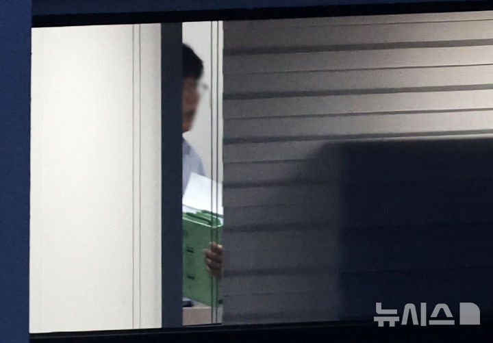 [서울=뉴시스] 김선웅 기자 = 김건희 여사 관련 의혹을 수사 중인 민중기 특별검사팀 관계자가 지난 3일 서울 종로구 소재 삼부토건 본사가 입주했던 건물에서 압수 수색을 하고 있다. (공동취재) 2025.07.08. photo@newsis.com