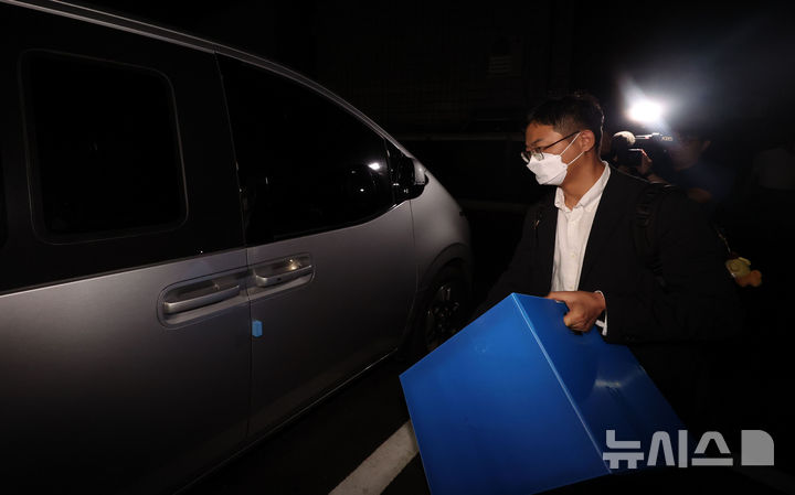 [서울=뉴시스] 김선웅 기자 = 김건희 여사 관련 의혹을 수사 중인 민중기 특별검사팀이 삼부토건에 대한 압수수색에 착수한 3일 서울 종로구 소재 삼부토건 본사가 입주했던 건물에서 특검팀 관계자가 압수수색을 마친 뒤 물품이 담긴 상자를 들고 철수하고 있다. 2025.07.03. mangusta@newsis.com