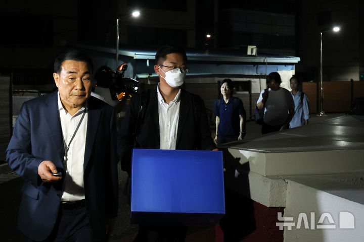 [서울=뉴시스] 김선웅 기자 = 김건희 여사 관련 의혹을 수사 중인 민중기 특별검사팀이 삼부토건에 대한 압수수색에 착수한 3일 서울 종로구 소재 삼부토건 본사가 입주했던 건물에서 특검팀 관계자가 압수수색을 마친 뒤 물품이 담긴 상자를 들고 철수하고 있다. 2025.07.03. mangusta@newsis.com
