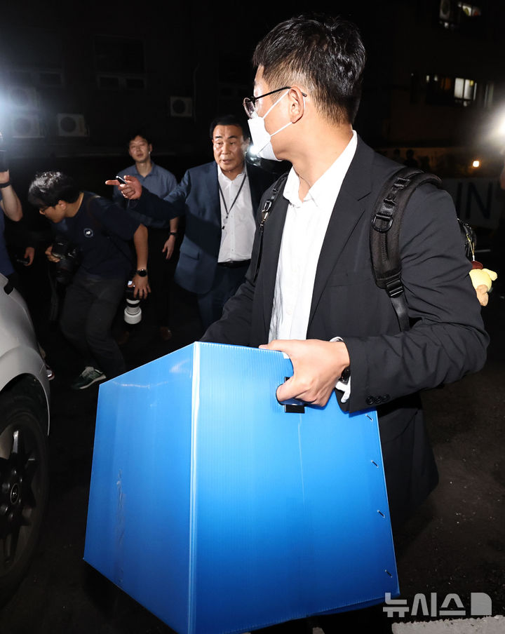 [서울=뉴시스] 김선웅 기자 = 김건희 여사 관련 의혹을 수사 중인 민중기 특별검사팀이 삼부토건에 대한 압수수색에 착수한 3일 서울 종로구 소재 삼부토건 본사가 입주했던 건물에서 특검팀 관계자가 압수수색을 마친 뒤 물품이 담긴 상자를 들고 철수하고 있다. (공동취재) 2025.07.03. photo@newsis.com