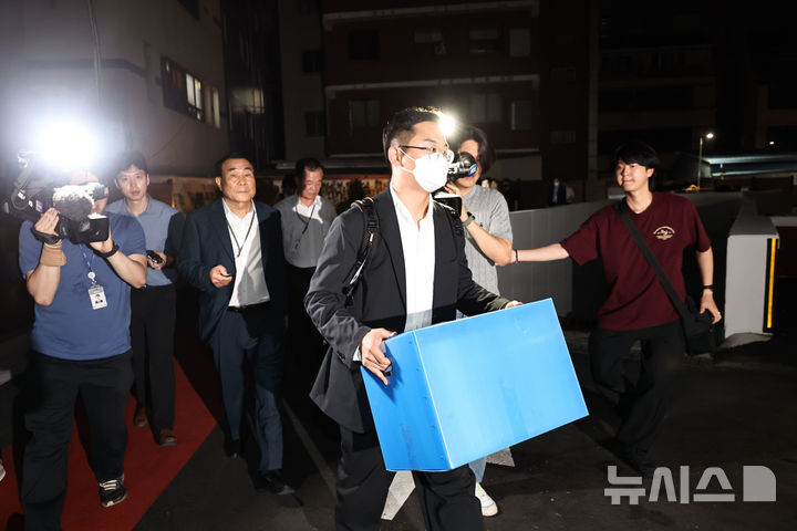 [서울=뉴시스] 김선웅 기자 = 김건희 여사 관련 의혹을 수사 중인 민중기 특별검사팀이 삼부토건에 대한 압수수색에 착수한 3일 서울 종로구 소재 삼부토건 본사가 입주했던 건물에서 특검팀 관계자가 압수수색을 마친 뒤 물품이 담긴 상자를 들고 철수하고 있다. (공동취재) 2025.07.03. photo@newsis.com