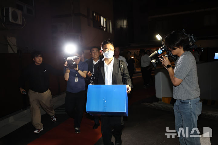 [서울=뉴시스] 김선웅 기자 = 김건희 여사 관련 의혹을 수사 중인 민중기 특별검사팀이 삼부토건에 대한 압수수색에 착수한 지난 3일 서울 종로구 소재 삼부토건 본사가 입주했던 건물에서 특검팀 관계자가 압수수색을 마친 뒤 물품이 담긴 상자를 들고 철수하고 있다. (공동취재) 2025.07.07. photo@newsis.com