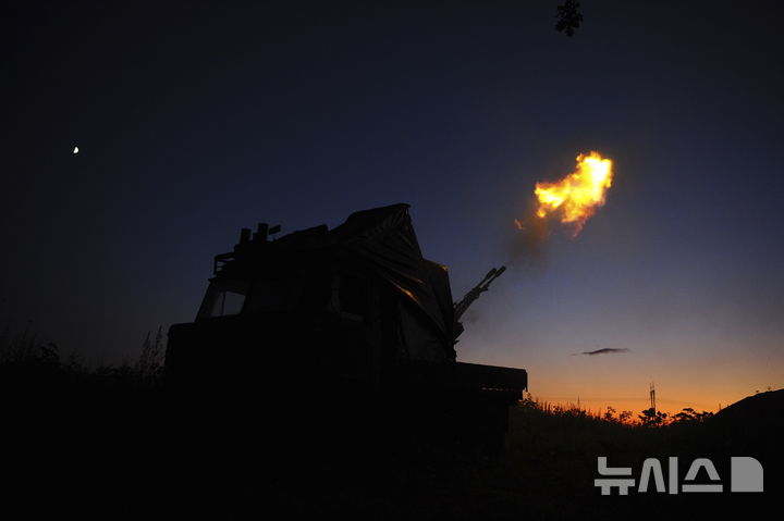 [하르키우=AP/뉴시스] ﻿﻿러시아 서부 벨고로드주에서 우크라이나군의 미사일 공격으로 민간인 3명이 숨지고 10명이 다쳤다고 현지 당국이 밝혔다. 사진은 지난 2일(현지 시간) 하르키우 인근에서 방공군 소속 군인들이 러시아군 목표물을 향해 발포하는 모습. 2025.10.08