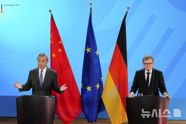 [베를린=AP/뉴시스] 요한 바데풀 독일 외무장관(오른쪽)이 중국 측에 희토류 수출 통제 조치에 대한 우려를 공식 표명했다. 중국은 이에 대해 “문제될 사안이 아니다”는 입장을 내놨다. 3일(현지 시간) 바데풀 장관과&nbsp; 왕이 중국공산당 정치국 위원 겸 외교부장이 베를린에서 공동기자회견을 갖고 있는 모습. 2025.07.04 