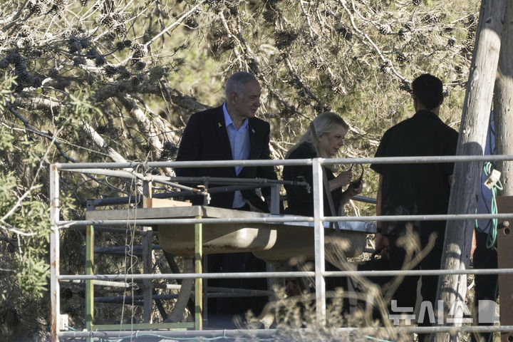 [니르 오즈=AP/뉴시스] 베냐민 네타냐후 이스라엘 총리와 부인 사라 여사가 지난 7월3일(현지 시간) 가자 접경 니르 오즈 키부츠를 방문한 모습. 2025.08.08.