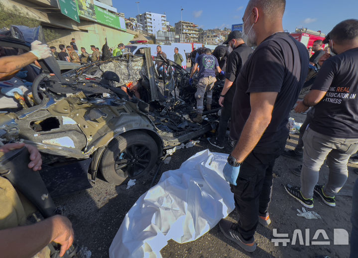 [할데=AP/뉴시스]올해 7월 3일 레바논 베이루트 남부 할데에서 민방위대원들이 이스라엘 드론 공습으로 파괴된 자동차의 희생자 시신을 수습하고 있다. 이스라엘군은 8월 31일에도 레바논을 공습, 헤즈볼라 대원1명을 살해했다. 2025.09.01.