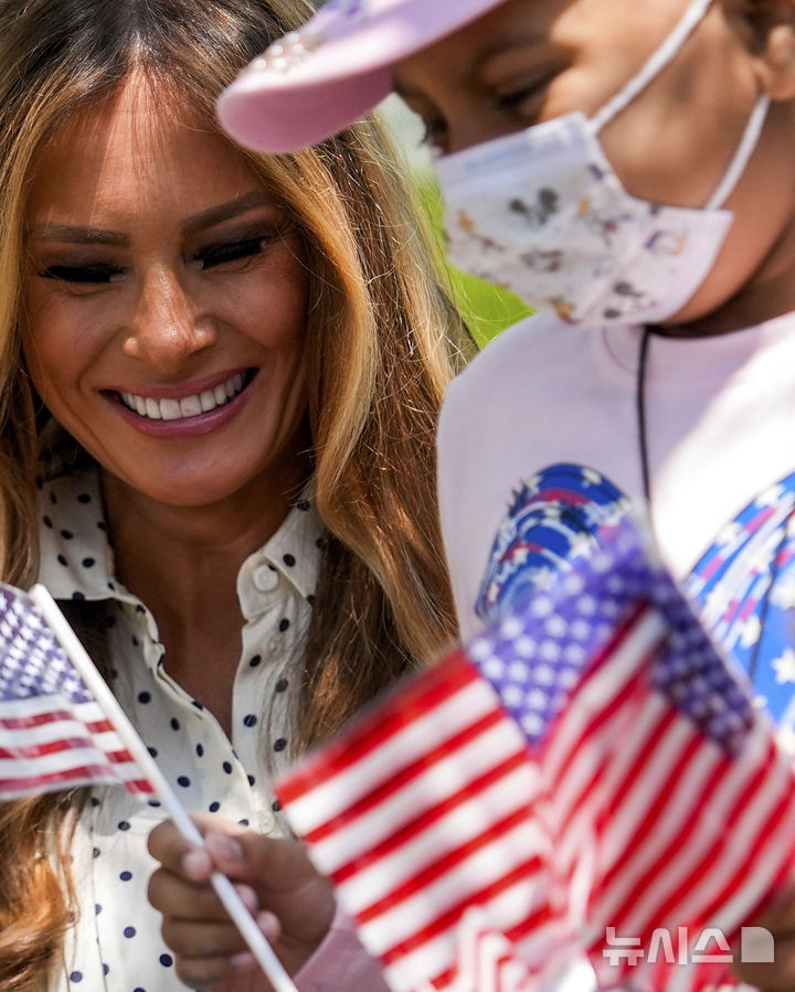 [워싱턴=AP/뉴시스] 러시아에 끌려갔던 우크라이나 어린이 7명이 멜라니아 트럼프 여사의 중재로 가족의 품으로 돌아갔다고 여사 측이 4일(현지 시간) 밝혔다. 자료 사진은 지난 7월 3일 미 워싱턴 아동국립병원에서 어린이 환자와 정원에 성조기 바람개비를 설치하는 모습. 2025.12.05. 