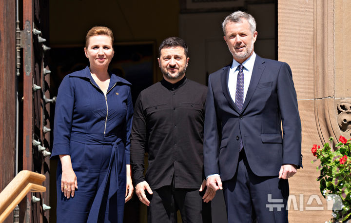 [오르후스( 덴마크)=AP/뉴시스] 7월 4일 열린 덴마크의 EC의장국 취임행사에 덴마크총리, 국왕과 함께 참석한 볼로디미르 젤렌스키 우크라이나 대통령. 덴마크 총리는 우크라이나의 유럽연합 가입을 계속해서 지원하겠다고 약속했다. 2025. 07.04. 