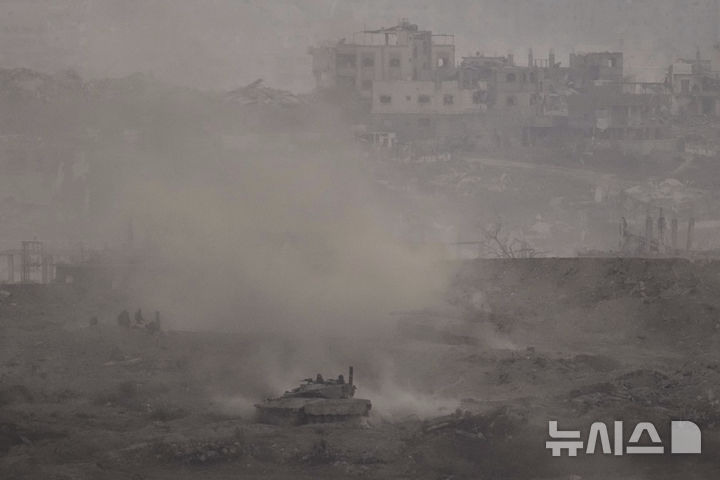 [가자지구=AP/뉴시스] 3일(현지 시간) 이스라엘군 전차가 가자지구를 향해 기동하는 모습이 이스라엘 남부에서 관측되고 있다. 2025.07.04.