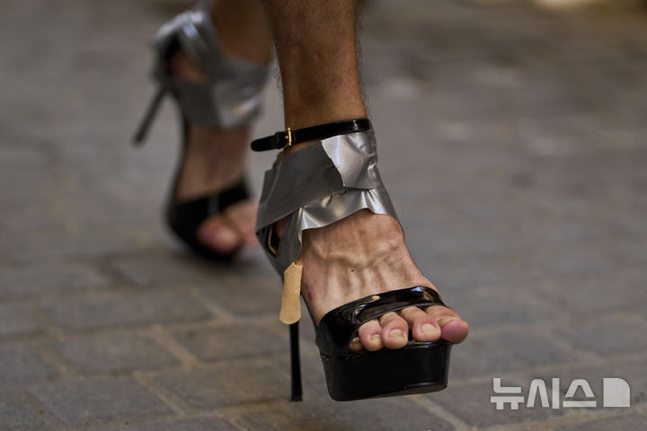 [마드리드=AP/뉴시스] 3일(현지 시간) 스페인 마드리드에서 열린 '마드리드 프라이드 주간의 연례 하이힐 레이스'에 참가한 참가자들이 높이 15cm의 하이힐을 신고 달리고 있다. 2025.07.04.