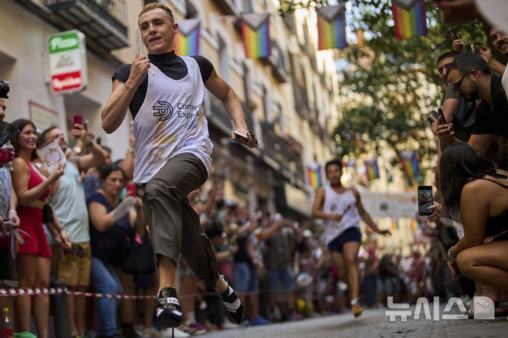 [마드리드=AP/뉴시스] 3일(현지 시간) 스페인 마드리드에서 열린 '마드리드 프라이드 주간의 연례 하이힐 레이스'에 참가한 참가자들이 높이 15cm의 하이힐을 신고 달리고 있다. 2025.07.04.